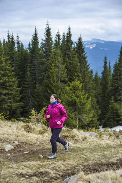 Female running athlete. Woman trail runner sprinting for success goals and healthy lifestyle in amazing nature landscape. — Stock Photo, Image