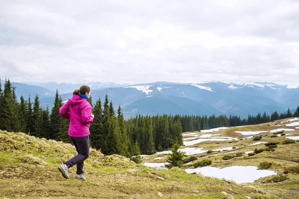 Laufsportlerin. Trailläuferin sprintet für Erfolgsziele und gesunden Lebensstil in traumhafter Naturlandschaft. — Stockfoto