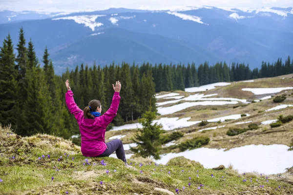 Jovem caucasiano mulher sentado e desfrutando da vista nas montanhas — Fotografia de Stock