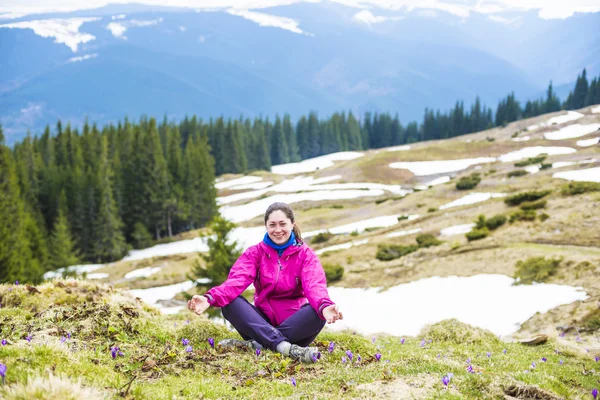 Young caucasian woman sitting and enjoying the view in mountains — Stock Photo, Image