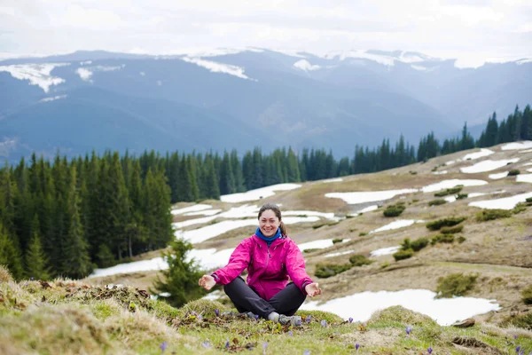 Young caucasian woman sitting and enjoying the view in mountains — Stock Photo, Image