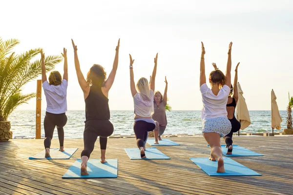 pratik Yoga sahilde kadın