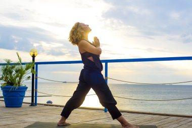 Pratik Yoga sahilde kız