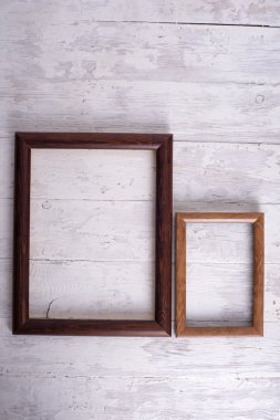 Beyaz ahşap zemin üzerinde ahşap fotoğraf çerçeveleri
