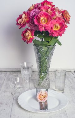 Düğün için hazırlanmış bir masa ya da başka bir akşam yemeği.