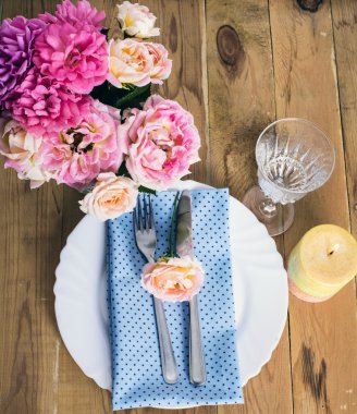 Düğün için hazırlanmış bir masa ya da başka bir akşam yemeği.