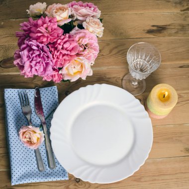 Düğün için hazırlanmış bir masa ya da başka bir akşam yemeği.