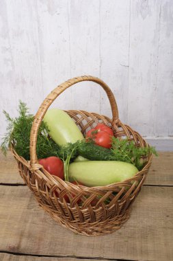taze sebze, salatalık, kabak, domates ve rezene ahşap arka plan üzerinde bir hasır sepet içinde