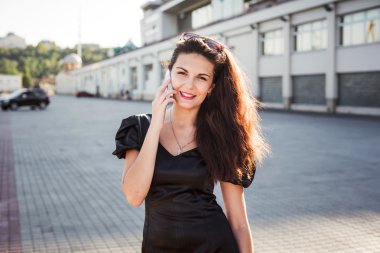 cep telefonu kullanan genç iş kadını