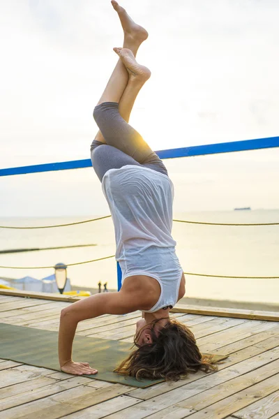 Dziewczyna praktykowania jogi nad morzem — Zdjęcie stockowe