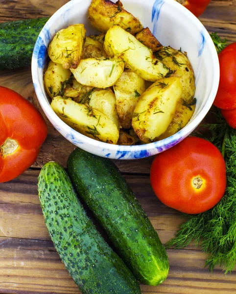 Cibo fatto in casa, patate fritte, pomodori, cetrioli e finocchi sul tavolo di legno — Foto Stock