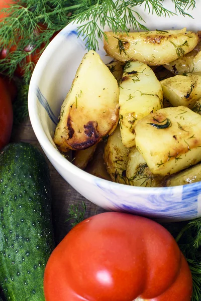 Hausgemachtes Essen, Bratkartoffeln, Tomaten, Gurken und Fenchel auf Holztisch — Stockfoto