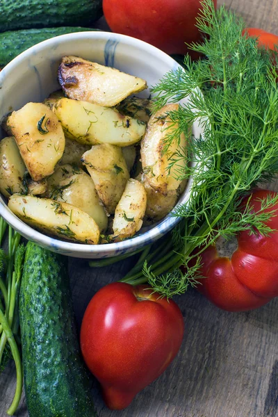 Domácí jídla, smažené brambory, rajčata, okurky a fenykl na dřevěný stůl — Stock fotografie