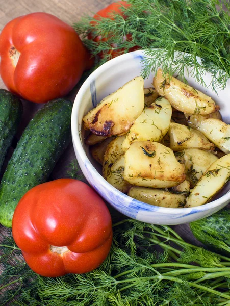 Ev yapımı gıda, kızarmış patates, domates, salatalık ve rezene ahşap tablo — Stok fotoğraf