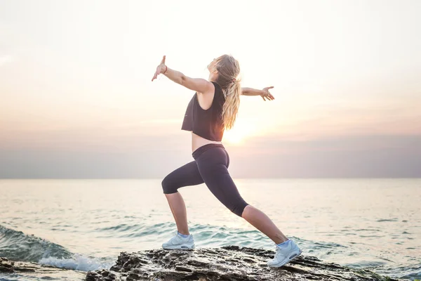 Fitness sport model på havet - Stock-foto