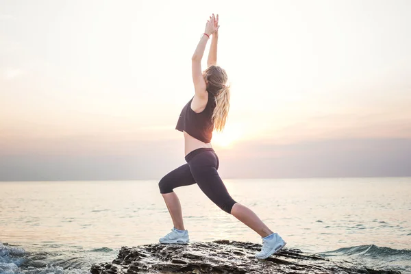 Fitness-Sport-Model lächelt glücklich beim Training im Freien bei Sonnenaufgang. schöne kaukasische weibliche Ausbildung draußen am Meer in der Früh — Stockfoto