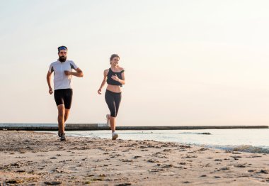 kadın ve erkek atlet koşucu
