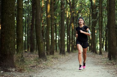 parkta çalışan genç beyaz kadın. Kadın parkta koşu