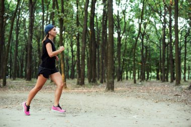 parkta çalışan genç beyaz kadın. Kadın parkta koşu