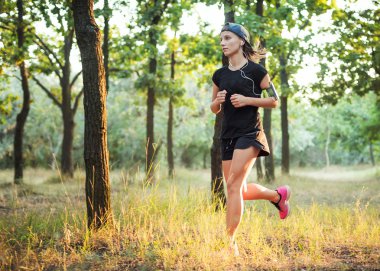 parkta çalışan genç beyaz kadın. Kadın parkta koşu