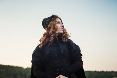 bir bataklık ışık ile cadı. Bir bataklık üzerinde pratik sihirli cadı. Cadılar Bayramı kavramı