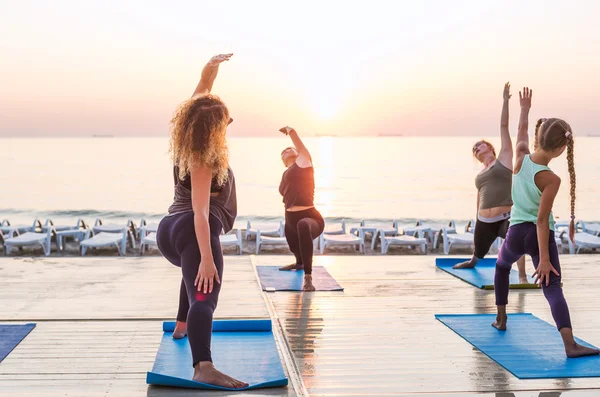 Ludzie ćwiczący jogę — Zdjęcie stockowe