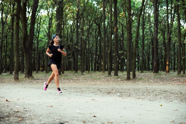 若い白人女性が公園で実行します。公園内ジョギングの女性 — ストック写真