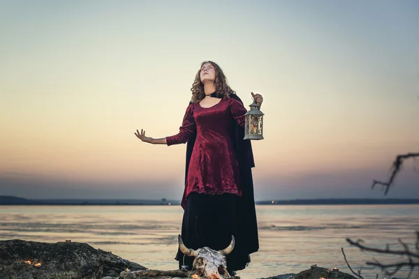 Bruja practicando magia por la noche. Concepto Halloween — Foto de Stock