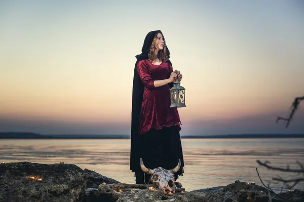 Bruja practicando magia por la noche. Concepto Halloween — Foto de Stock