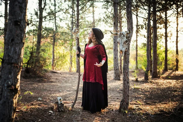 Bruja en el bosque. Practicando magia. Concepto Halloween — Foto de Stock