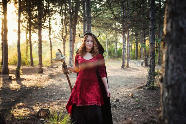 Bruja en el bosque. Practicando magia. Concepto Halloween — Foto de Stock