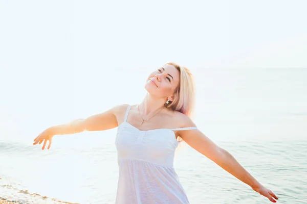 Junge schöne kaukasische Frauen genießen die Sonne am Strand bei Sonnenaufgang oder Sonnenuntergang — Stockfoto