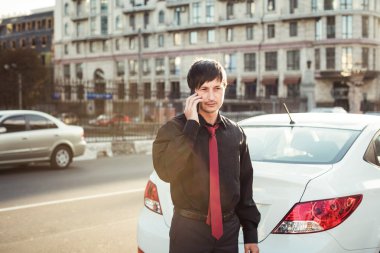 İş adamı telefonda konuşuyor.