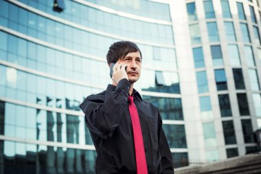 İş adamı telefonda konuşuyor.