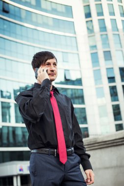İş adamı telefonda konuşuyor.
