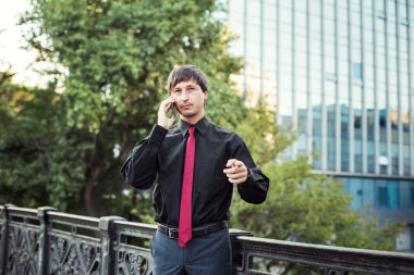 İş adamı telefonda konuşuyor.