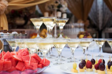 Şampanya ve meyveli bardaklar