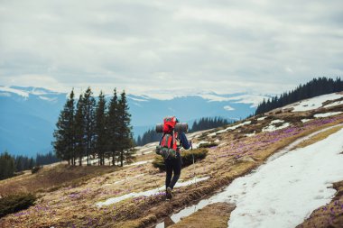 Dağlarda yürüyüş yapan bir adam