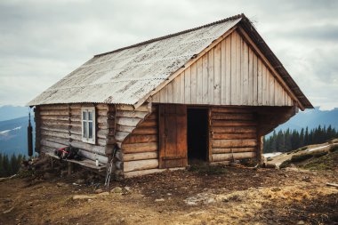Dağlarda ahşap bir ev