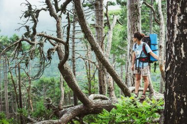 Beyaz uzun yürüyüşe çıkan kimse kadın Trek sağlıklı aktif yaşam tarzı yaşam sırt çantası ile dağlarda. Doğa manzara gurl uzun yürüyüşe çıkan kimse