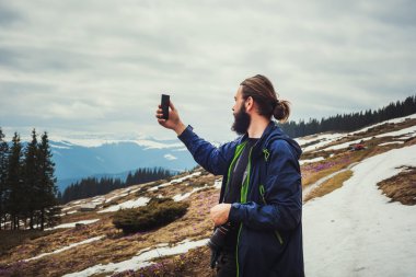 selfie dağlarında yapma beyaz erkek genç sakallı