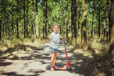 küçük kız sürme scooter Park