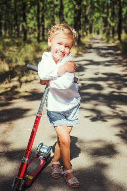 Scooter süren kız.
