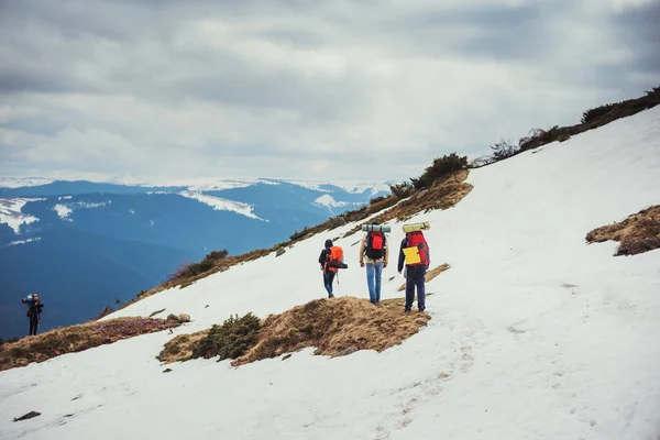 Grupo de excursionistas caminando en las montañas —  Fotos de Stock