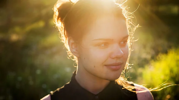 Retrato de joven hermosa caucásica mujer al aire libre — Foto de Stock