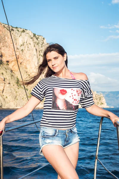 Fiatal gyönyörű nő pózol egy jachton, a tenger — Stock Fotó