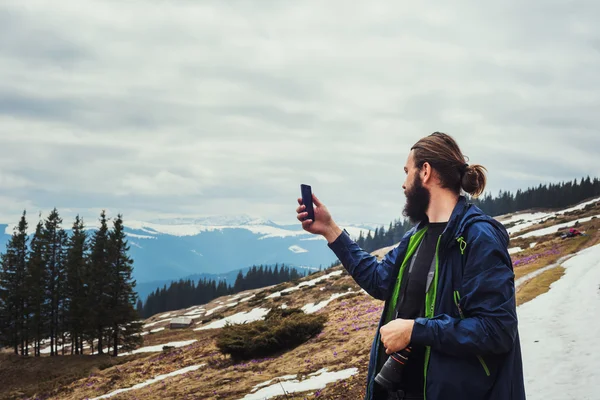 Νέος γένια καυκάσιος αρσενικό κάνοντας selfie στα βουνά — Φωτογραφία Αρχείου