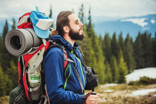 山へハイキングに若い白人男性 — ストック写真