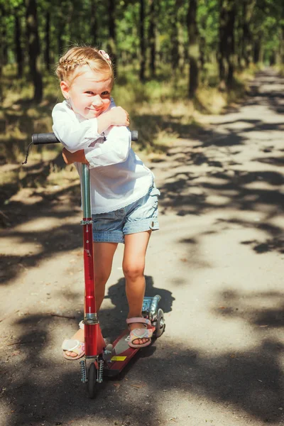 Meisje rijden scooter — Stockfoto