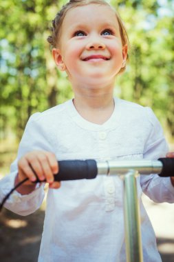 küçük kız sürme scooter Park